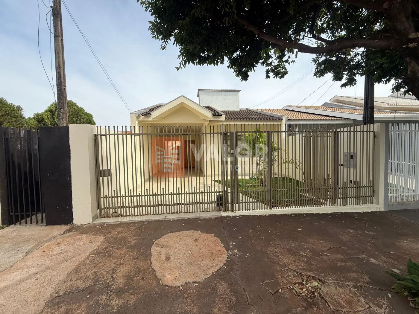Alugar Casa / Padrão em Cianorte R$ 2.000,00 - Foto 1